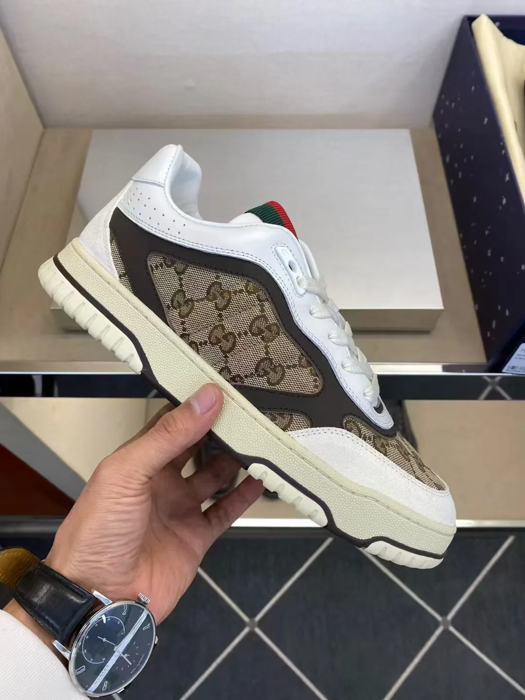 P400 new men's shoes GUCCI [Lightning] latest shoes are shipped. Original quality, fashionable, made of special materials, sheepskin lining, brand new packaging. The foot feels super comfortable and the workmanship is impeccable. Size: Male 38-45.